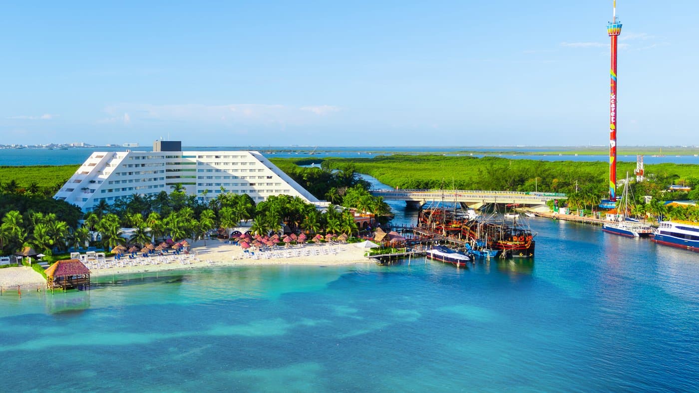 Galeria de Panorámico: Vista aérea da praia e el barco pirata do hotel Grand Oasis Palm.